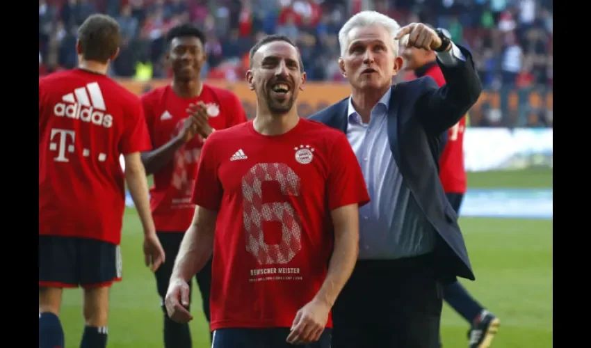 Jupp Heynckes (dcha.) junto a Franck Ribéry./AP