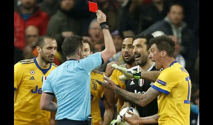 El árbitro expulsó a Buffon, quien reclamó airadamente el penal.