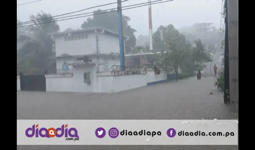 La lluvia inundó varios puntos de la ciudad de Panamá. Foto: Jesús Simmons