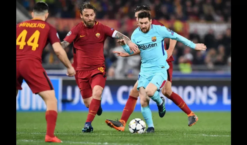 Lionel Messi estuvo bien marcado por la defensa de la Roma.