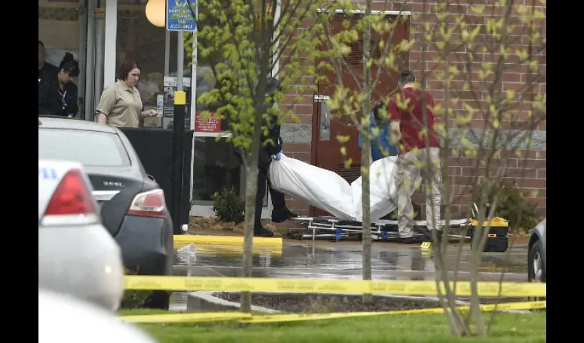 Las autoridades sacan el cuerpo de una de las víctimas del tiroteo de Nashville. FOTO/AP