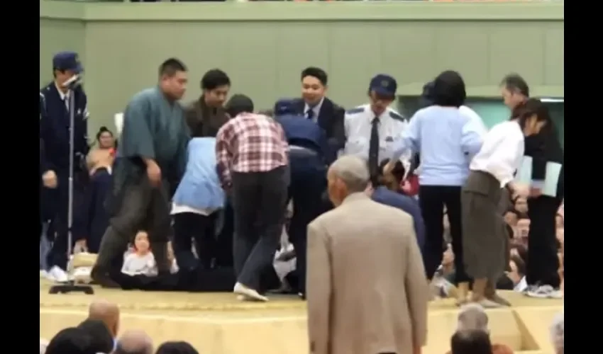 Foto ilustrativa del momento en que las mujeres suben al ring a tratar de ayudar al sujeto. Captura del video. 