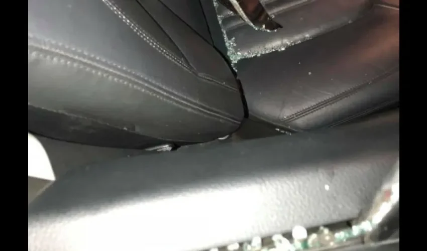 Rompieron el vidrio de su carro. 