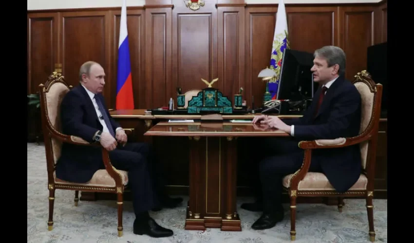 El presidente ruso, Vladímir Putin (i), se reúne con el ministro de Agricultura, Alexander Tkachev, en Moscú. EFE 