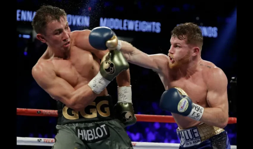 Saúl Álvarez (izq.) enfrentó a Gennady Golovkin el año pasado.