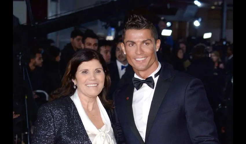 Dolores Aveiro (izq.) junto a su hijo, Cristiano Ronaldo./AP