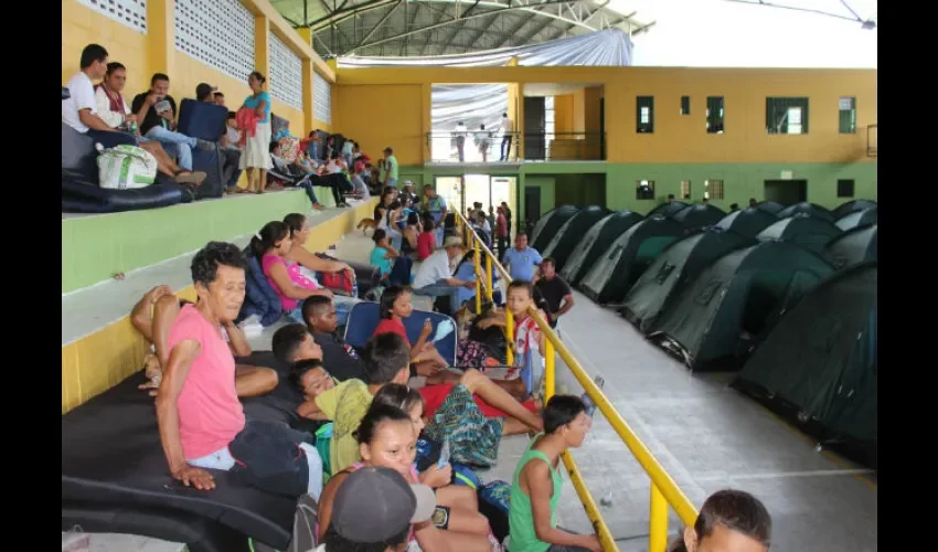 Se refugian en carpas suministradas por las autoridades de socorro. 