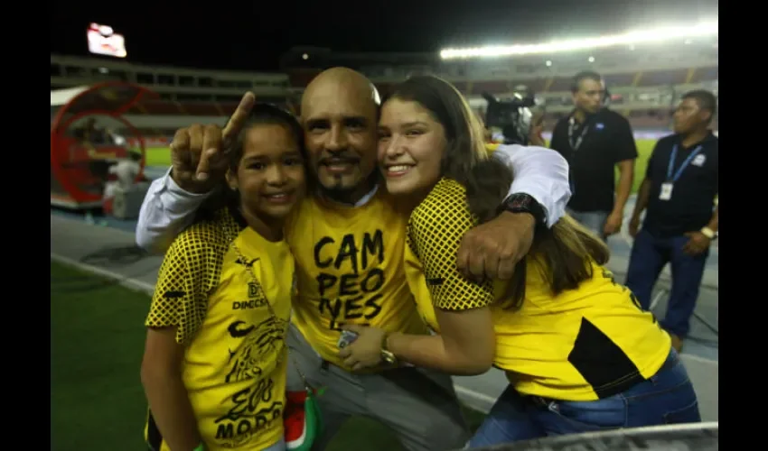 Donaldo González junto a sus hijas, Ivannett (dcha.) e Idian./Anayansi Gamez
