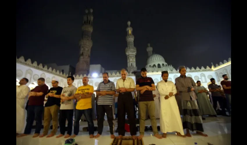 Celebran el Ramadán orando durante la noche. 