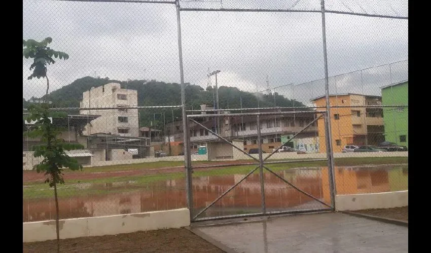 Con las primeras lluvias el estadio quedó convertido en una piscina. Foto: Cortesía
