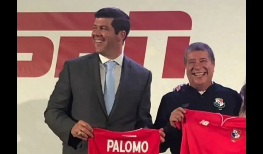 Fernando Palomo junto a Hernán Darío Gómez, técnico de la selección de Panamá.