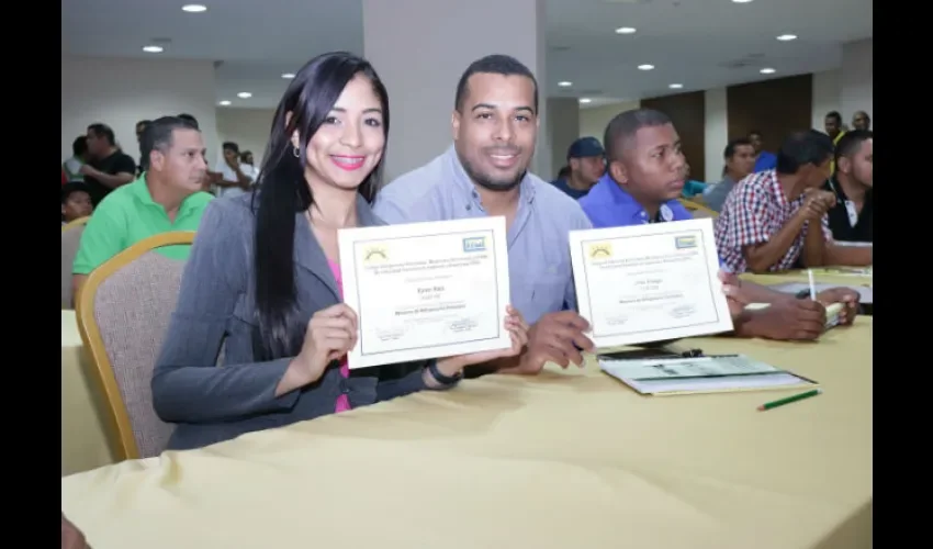 Estaban muy contentos por recibir su certificado. Foto: Cortesía