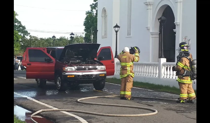 Automóvil incendiado en la  Catedral de Penonomé San Juan Bautista