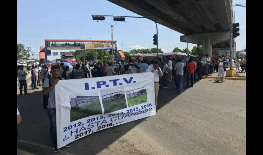 Protesta en por parte de la comunidad educativa del  Instituto Profesional y Técnico de Veraguas