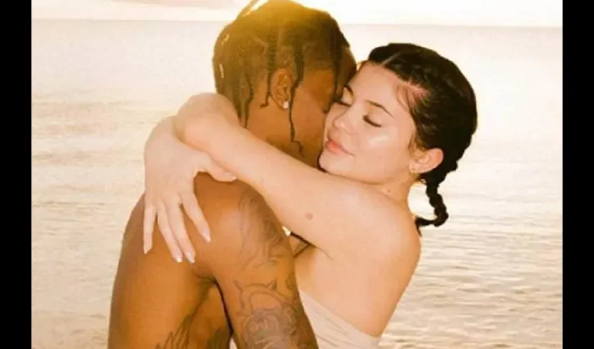 Kylie Jenner y Travis en la playa. / Foto: Archivo