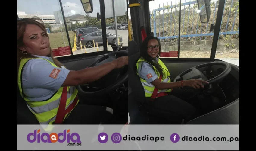 Al sentarse frente al volante, ponen su faena en manos de Dios, Yessenia Martínez (izq.) y Liz Marín (der.). Fotos: Roberto Barrios