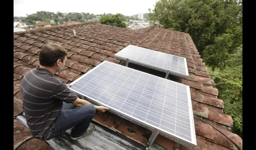 Con los paneles solares la gente ahorra dinero y pueden inyectar energía al sistema. Foto: Archivo 