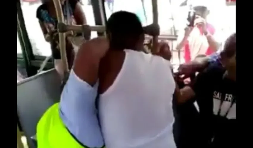 Conductor de metrobús pelea en Calle 50. 