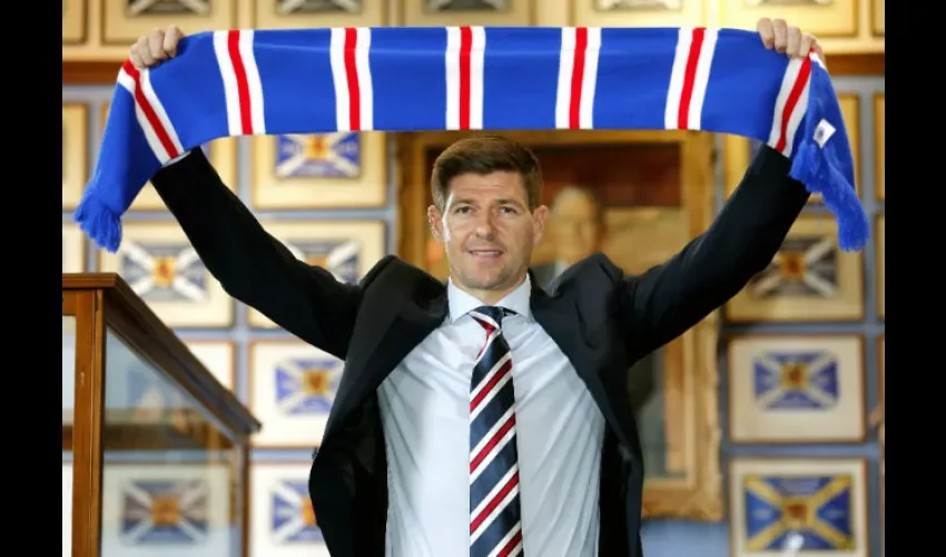Steven Gerrard fue confirmado como nuevo entrenador del Rangers para las próximas cuatro temporadas.