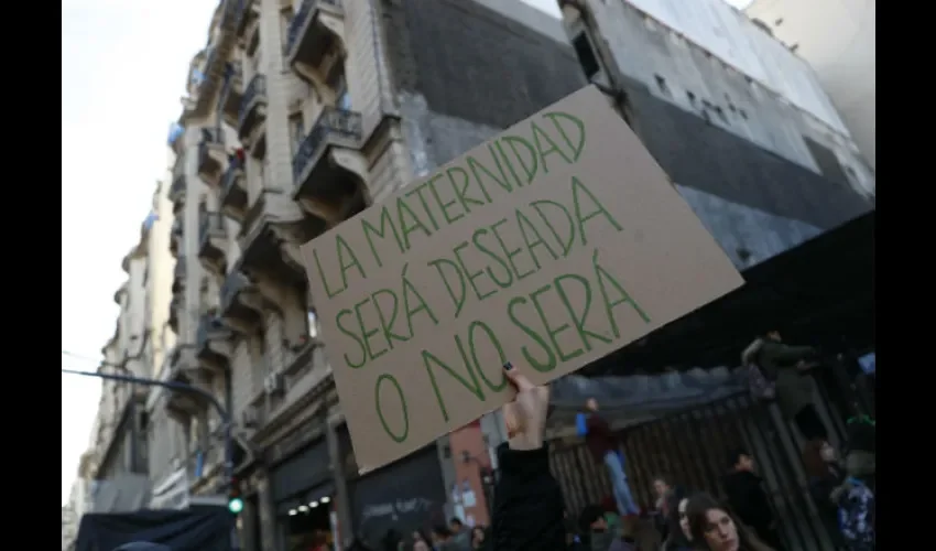 Miles de personas celebraron la despenalización del aborto en Argentina. Foto: EFE