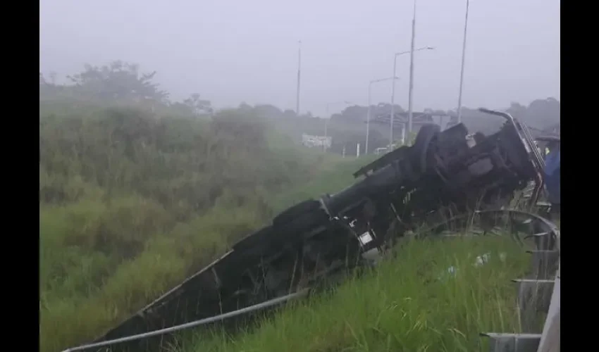 Vuelco en la autopista  Panamá - Colón.