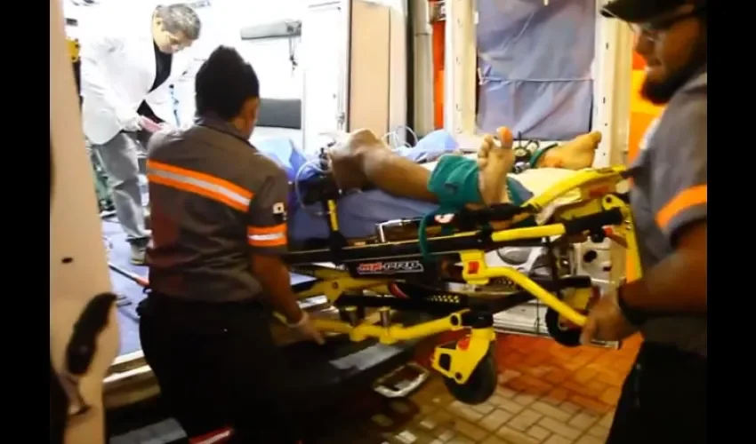Foto captura del video del traslado del herido. Tomado de video de Crítica. 