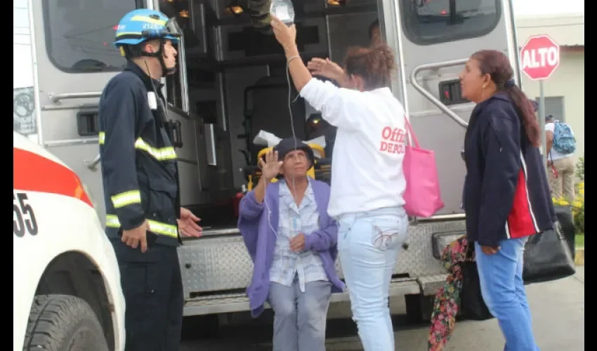 Bomberos llegaron con ambulancias y carros bomba. 