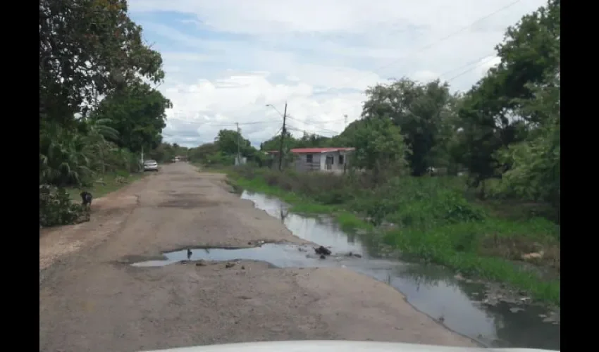 Foto ilustrativa del agua servida en toda la calle. 