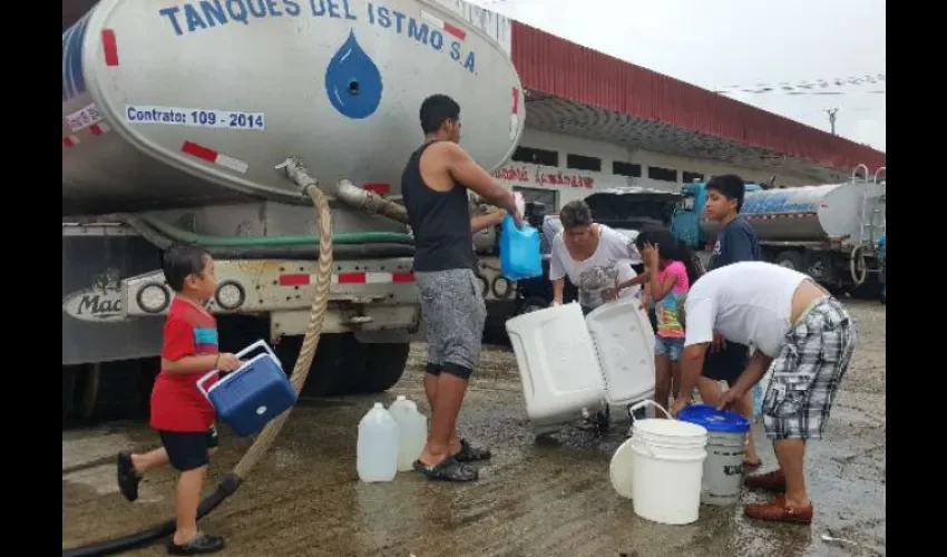 Foto ilustrativa de moradores del Oeste con problemas de agua. 