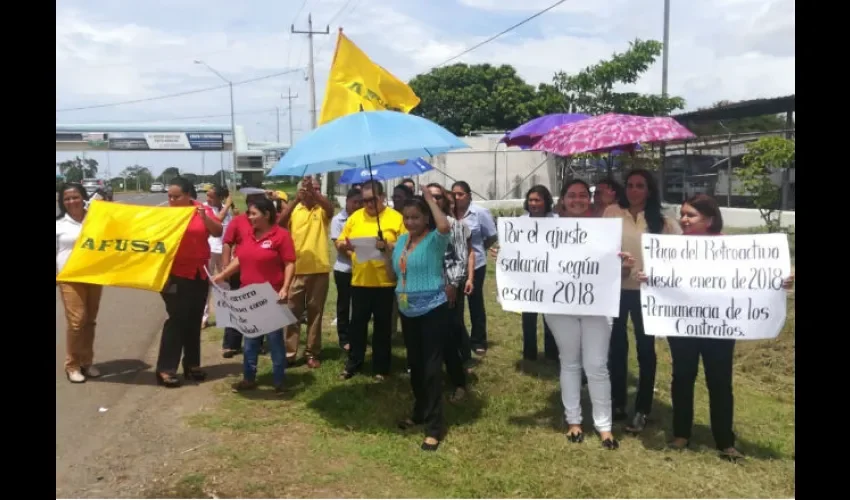 Con pancartas protestaron frente al hospital Anita Moreno. 