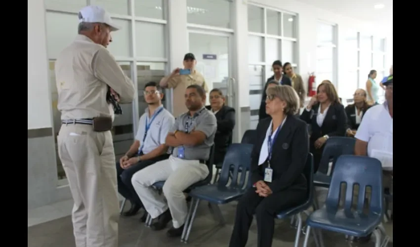 Martiz conversando con los funcionarios de la CSS en Veraguas. Foto: Cortesía