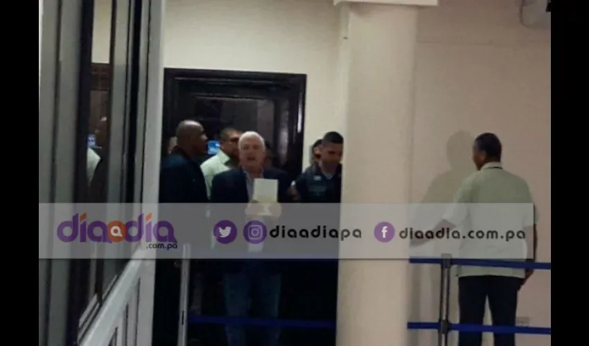 Foto del momento en que entra a la sala de audiencia Ricardo Martinelli. Foto: Jean Díaz