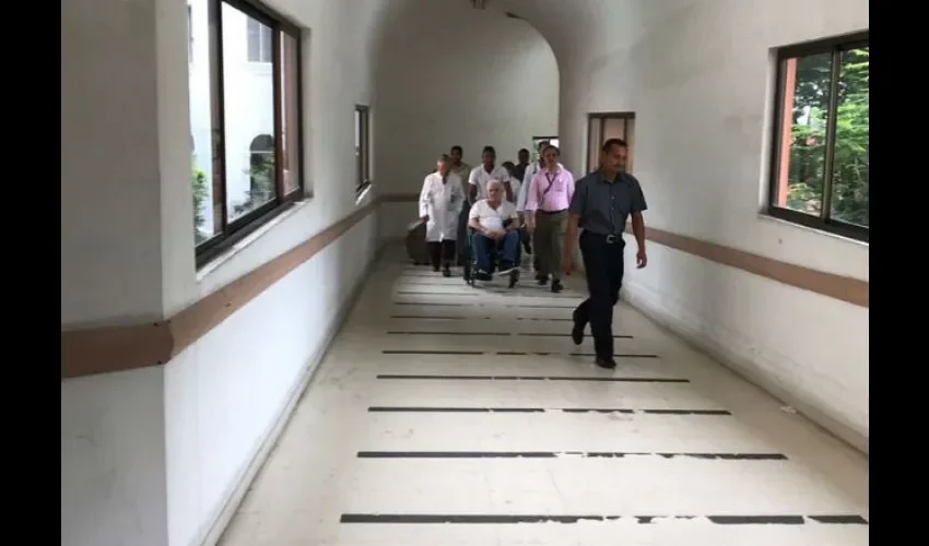Ricardo Martinelli a su salida del Hospital Santo Tomás. 