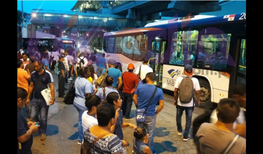 Desde este punto, los usuarios esperan un bus para dirigirse al sector Norte. Foto: Roberto Barrios