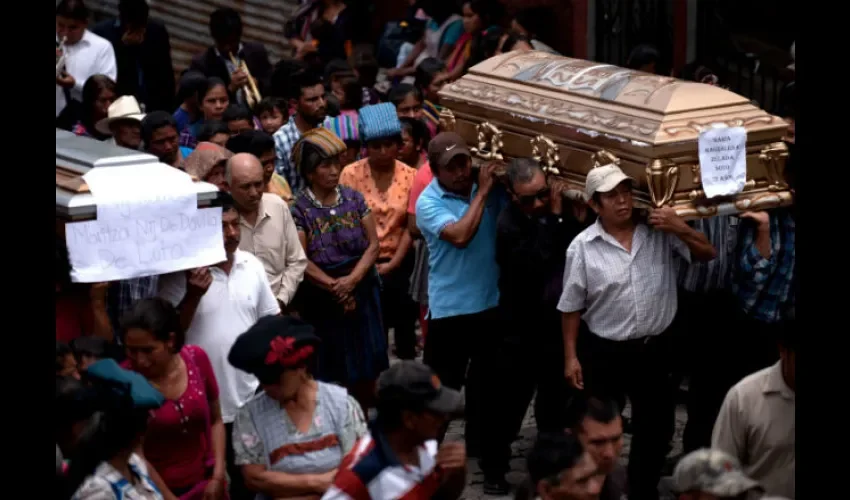 El dolor invade a los guatemaltecos tras la tragedia. 
