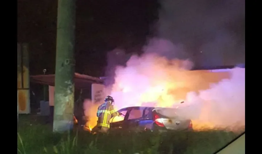 Carro se incendia en Vacamonte.