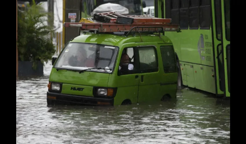 Decenas de barrios dominicanos están inundados. 