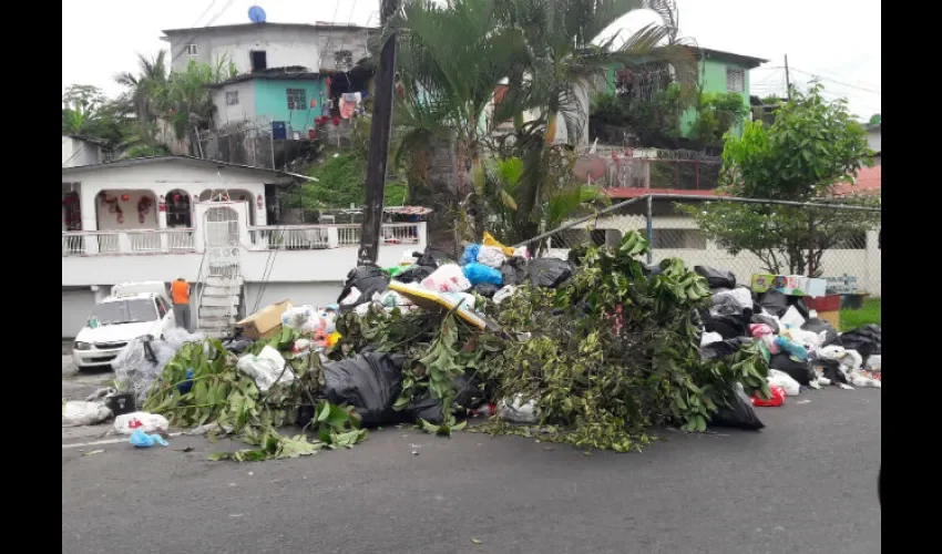 En algunos sitios los moradores arrojan los desperdicios en los lugares no asignados, haciendo que se acumule con más facilidad ante la falta de frecuencia de los camiones recolectores. Foto: Archivo