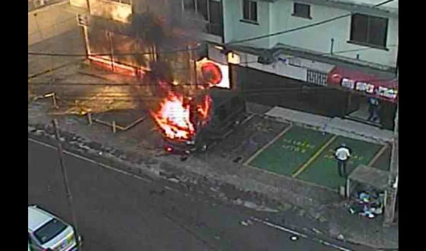 Automóvil se incendia en Perejil. 