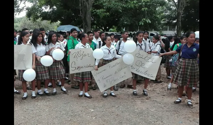 Con globos y pancartas se movilizaron por las calles de Capira. 