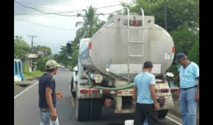 Carros cisternas que prestan servicio al Idaan.