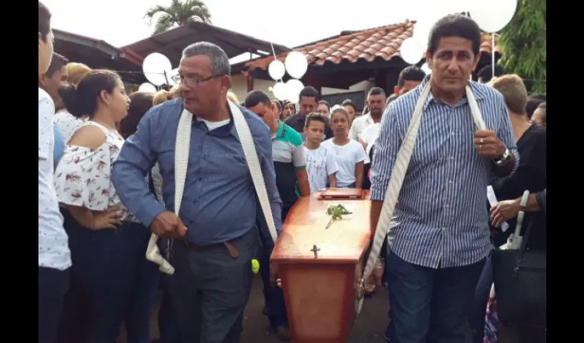 Sus restos fueron llevados después al cementerio de Chitré.