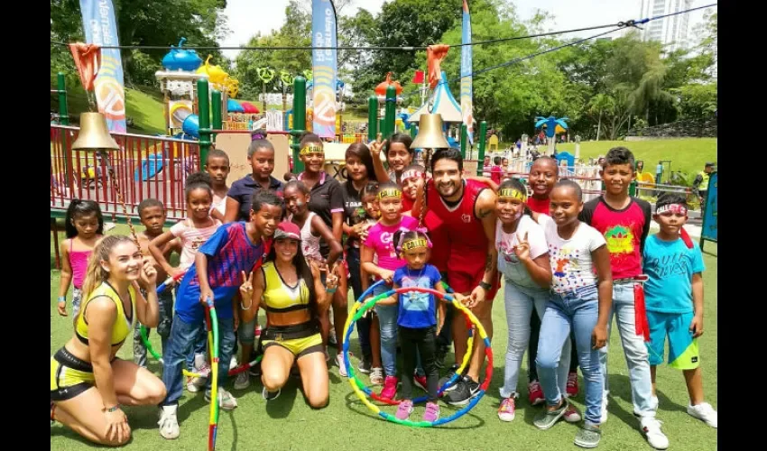 Foto ilustrativa de los concursantes con los niños en el Parque Omar. Cortesía 