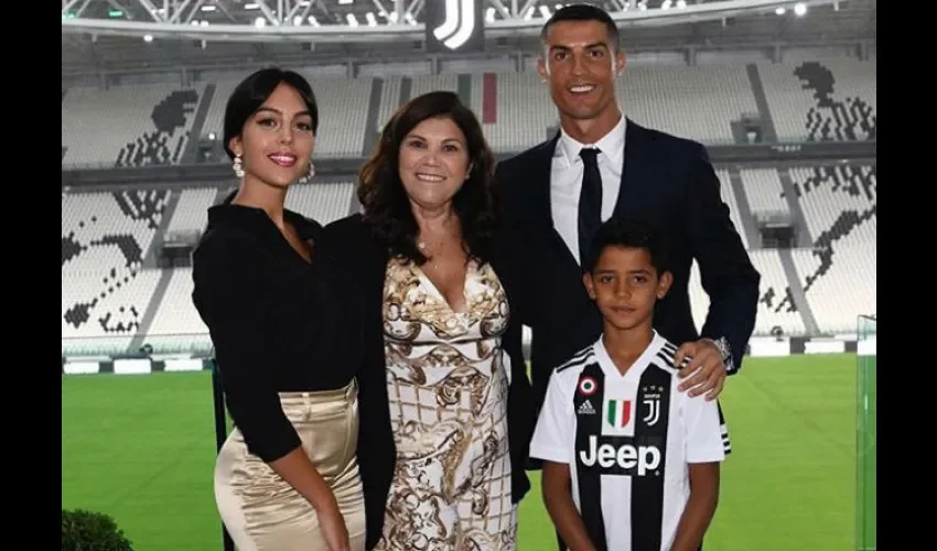 Cristiano Ronaldo junto a su familia en su presentación con el Juventus./Juventus