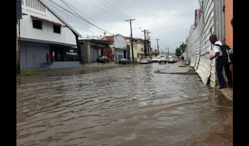 Las calles de Curundú se inundan cada vez que llueve fuerte. Foto: Roberto Barrios