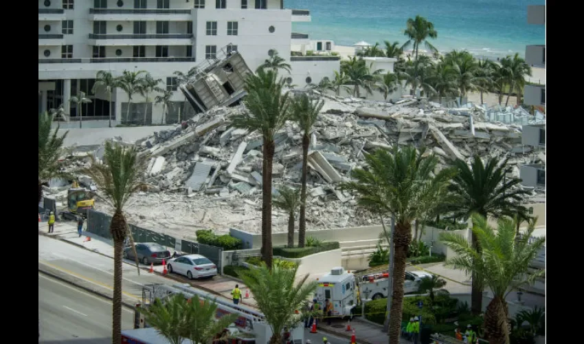 Vista general del edificio derrumbado en la Avenida Collins y la calle 58 de Miami Beach. Foto: EFE