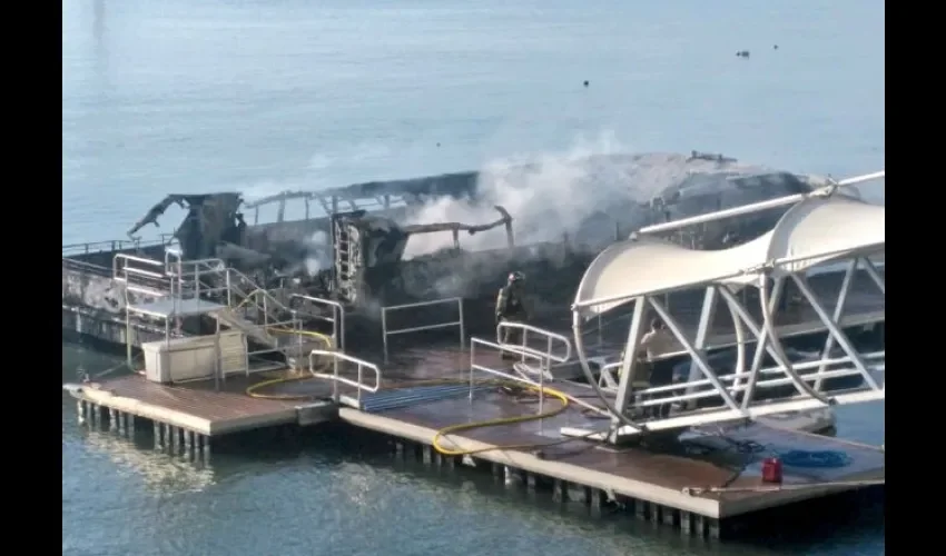 Incendio de una embarcación  en  Punta Pacífica.