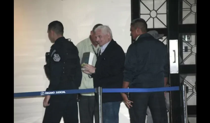 El expresidente Martinelli vestía un saco negro y una camisa de cuadritos negra y blanca. Foto: Victor Arosemena