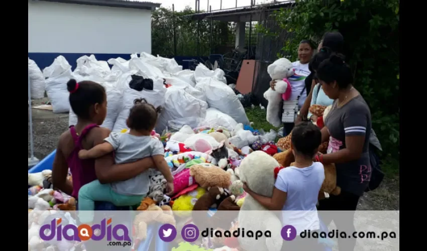 Los niños recibieron peluches y juguetes. Foto: Jesús Simmons