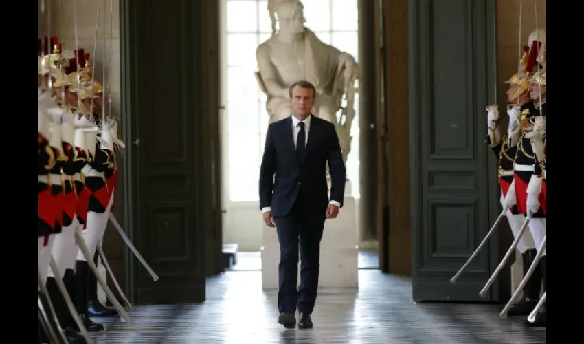 Emmanuel Macron camino a un discurso. Foto: AP 